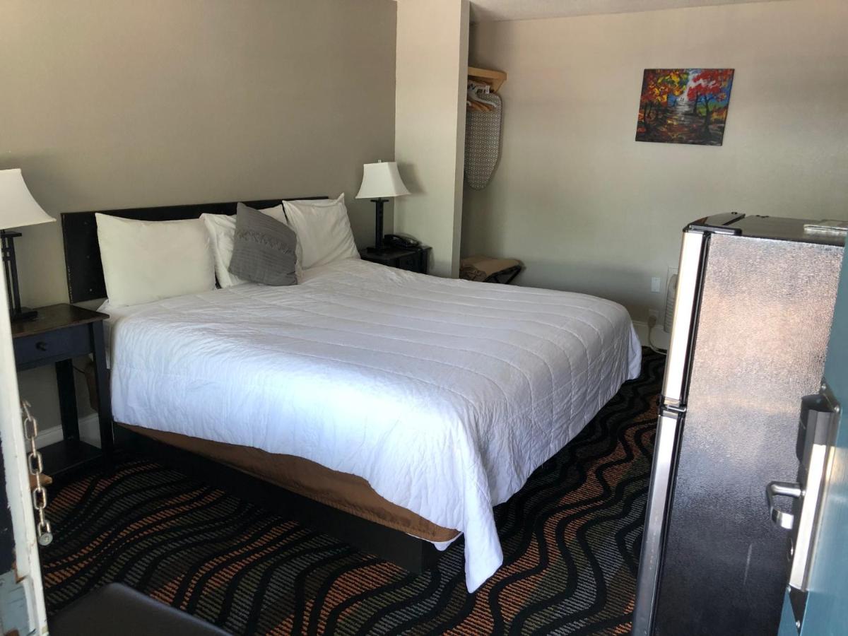 King Room with Spa Bath at Country Town N Suites