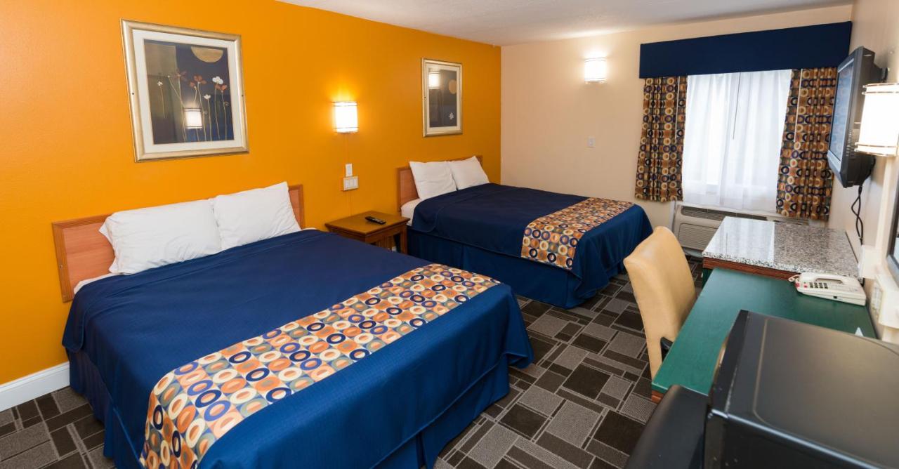 Deluxe Queen Room at Cambridge Inn