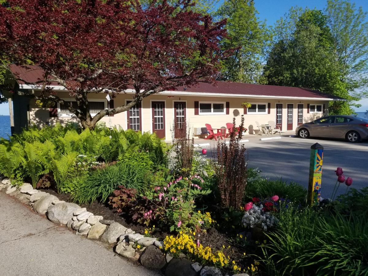 | Square Rigger Harbor Motel