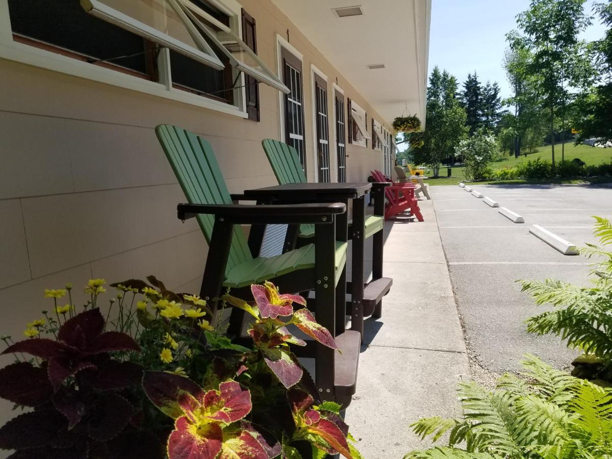 | Square Rigger Harbor Motel