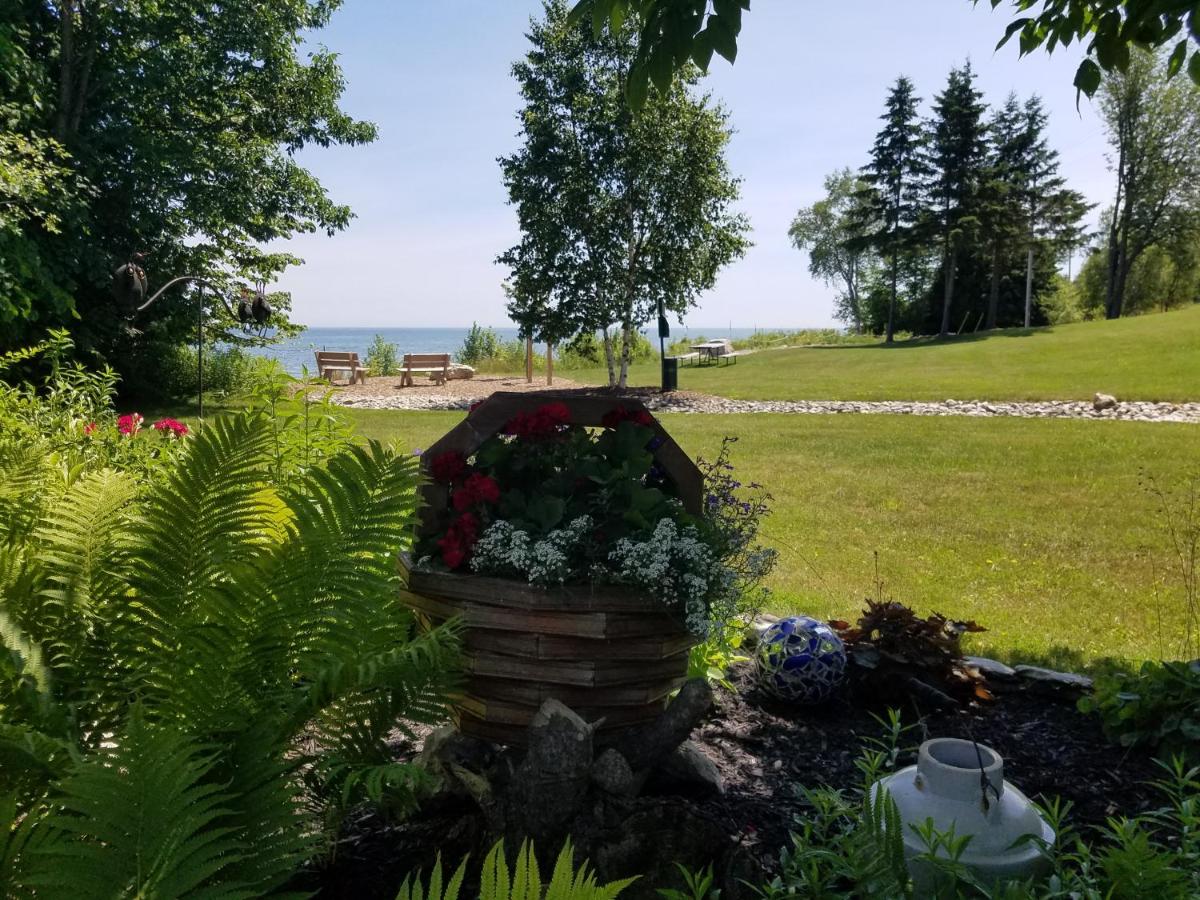 | Square Rigger Harbor Motel