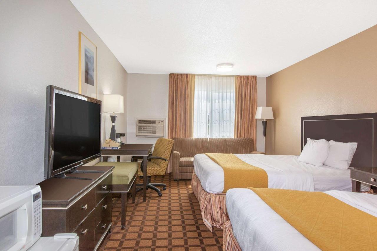 Queen Room with Two Queen Beds - Non-Smoking at Umpqua Valley Hotel