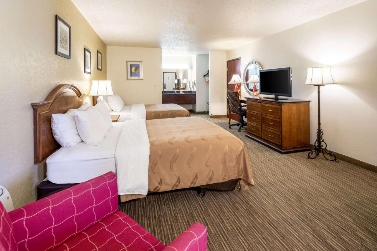 Queen Room - Non Smoking at Quality Inn Keystone near Mount Rushmore