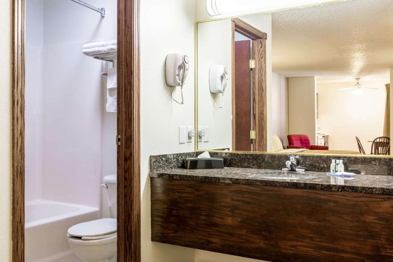 Queen Room - Non Smoking at Quality Inn Keystone near Mount Rushmore