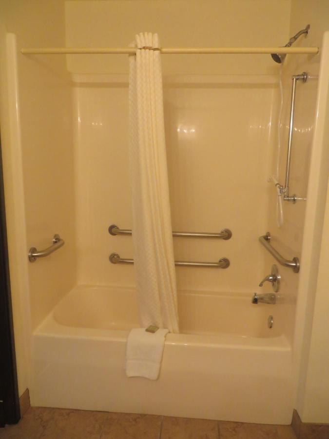 King Room with Roll-In Shower - Mobility Access/Non-Smoking at Super 8 by Wyndham Denton