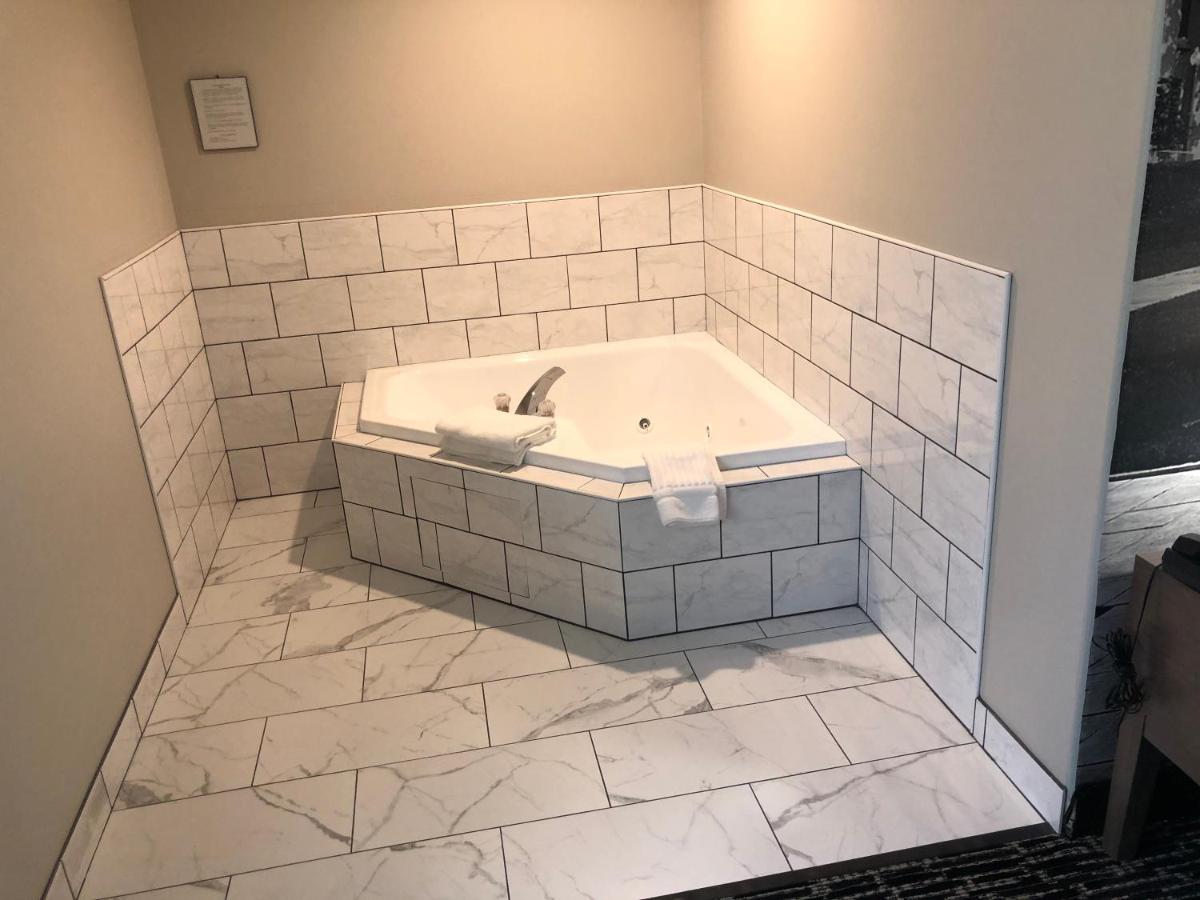 King Suite with Hot Tub and Sofa Bed - Non-Smoking at Clarion Pointe Indianapolis Airport