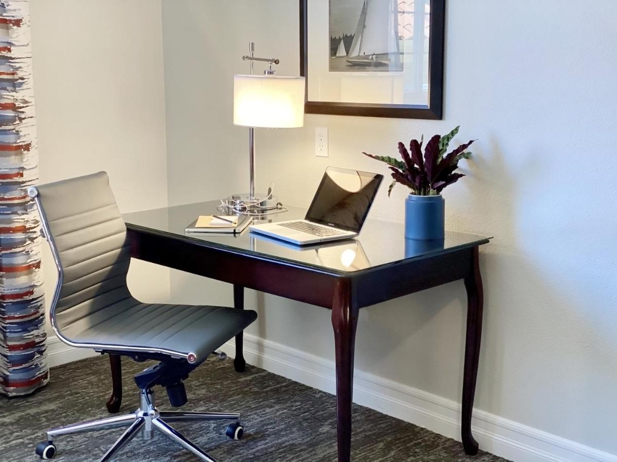 | Ayres Suites Mission Viejo