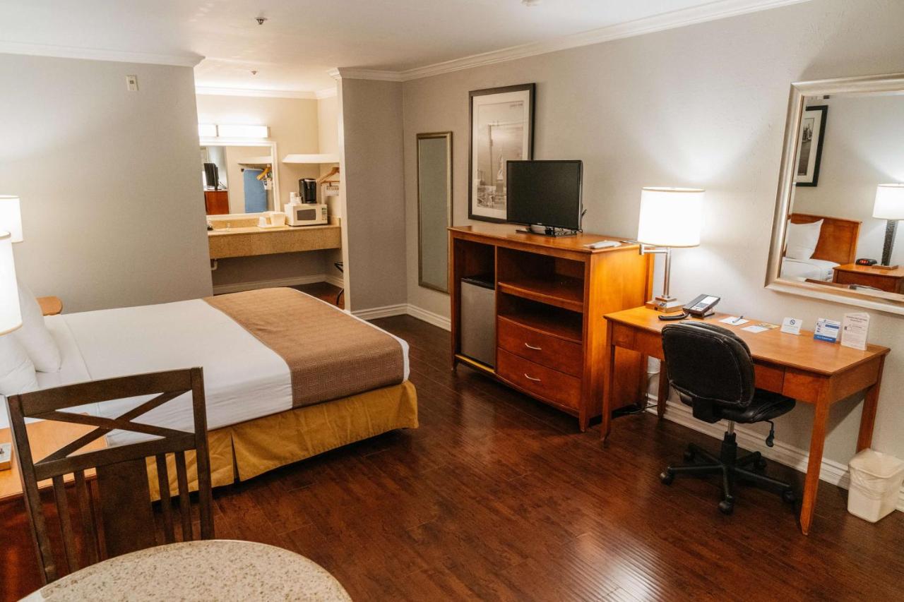 King Room - Non-Smoking at Best Western Palm Garden Inn