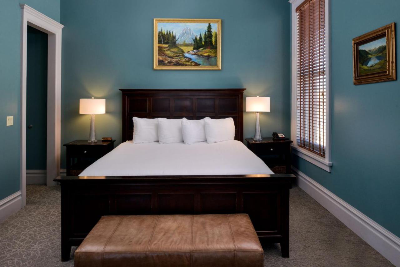 King Suite at Montvale Hotel