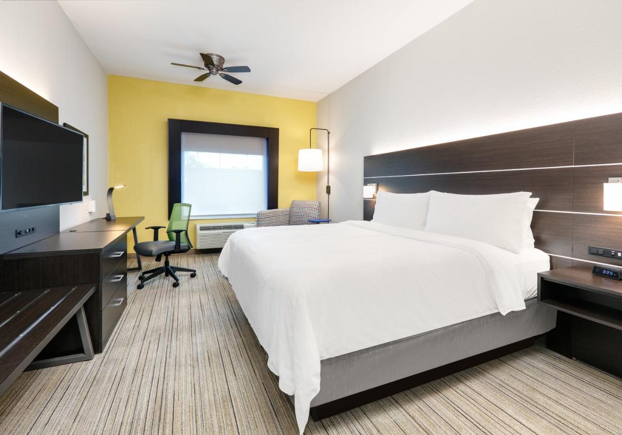 King Room at Holiday Inn Express Hotel & Suites Cleburne by IHG