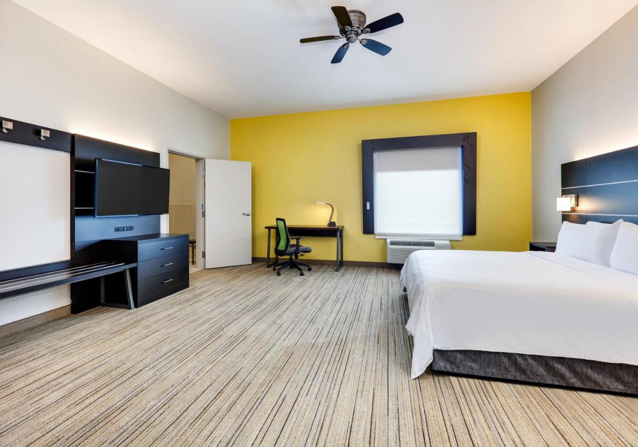 Deluxe Suite - Mobility Access Roll in Shower/Non-Smoking at Holiday Inn Express Hotel & Suites Cleburne by IHG