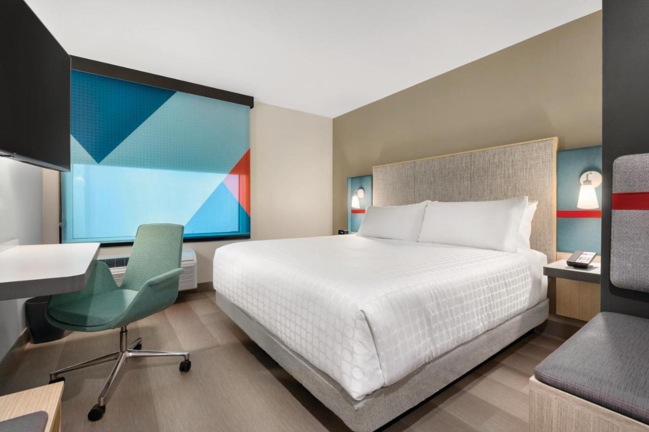 King Room at avid hotel Cedar Rapids South - Arpt Area by IHG