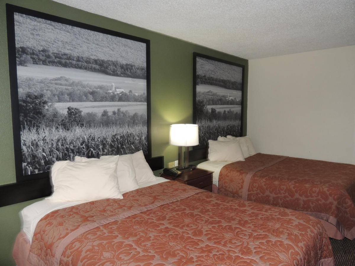 Queen Room - Disability Access/Non-Smoking at Super 8 by Wyndham Mifflinville Near Bloomsburg