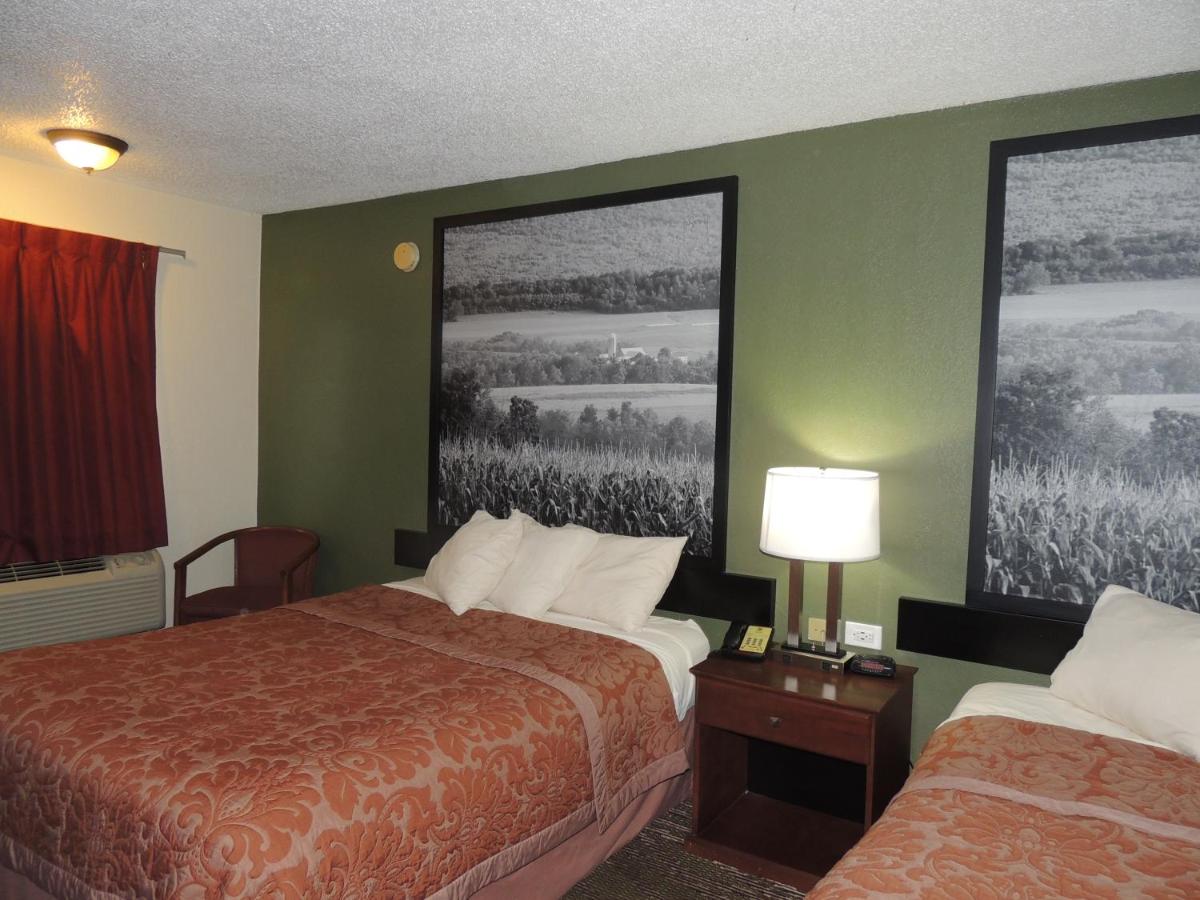 Queen Room - Disability Access/Non-Smoking at Super 8 by Wyndham Mifflinville Near Bloomsburg