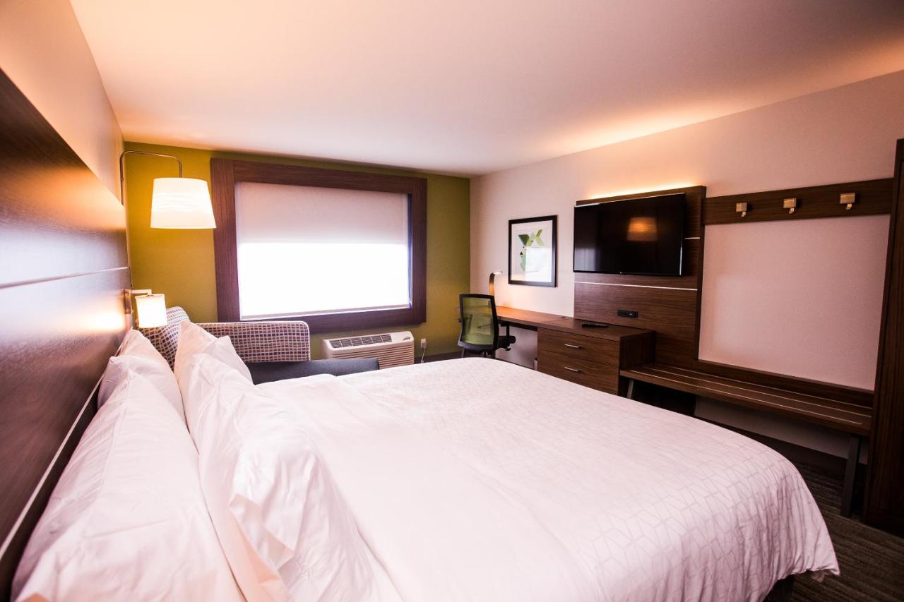 Deluxe King Room - Mobility Access at Holiday Inn Express & Suites Rehoboth Beach by IHG
