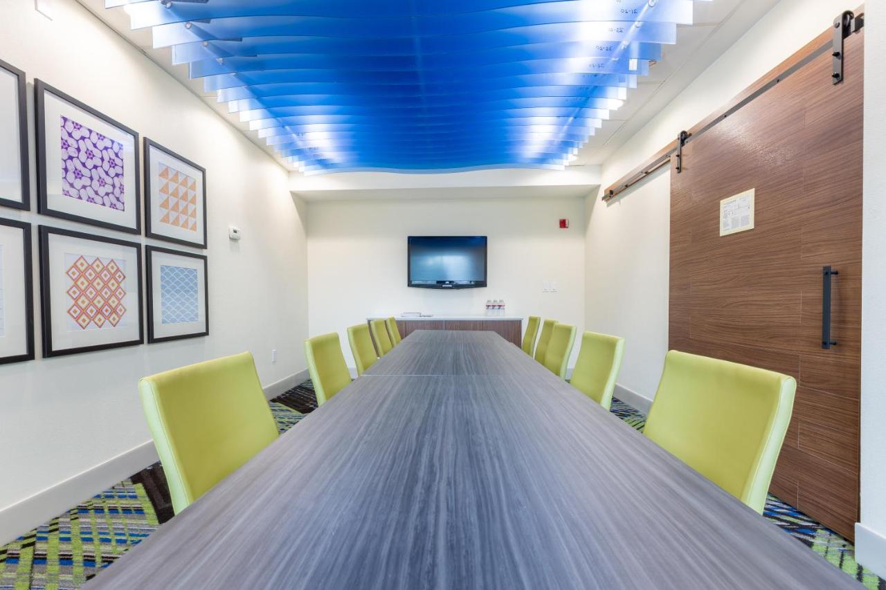 | Holiday Inn Express & Suites Arlington North – Stadium Area, an IHG Hotel