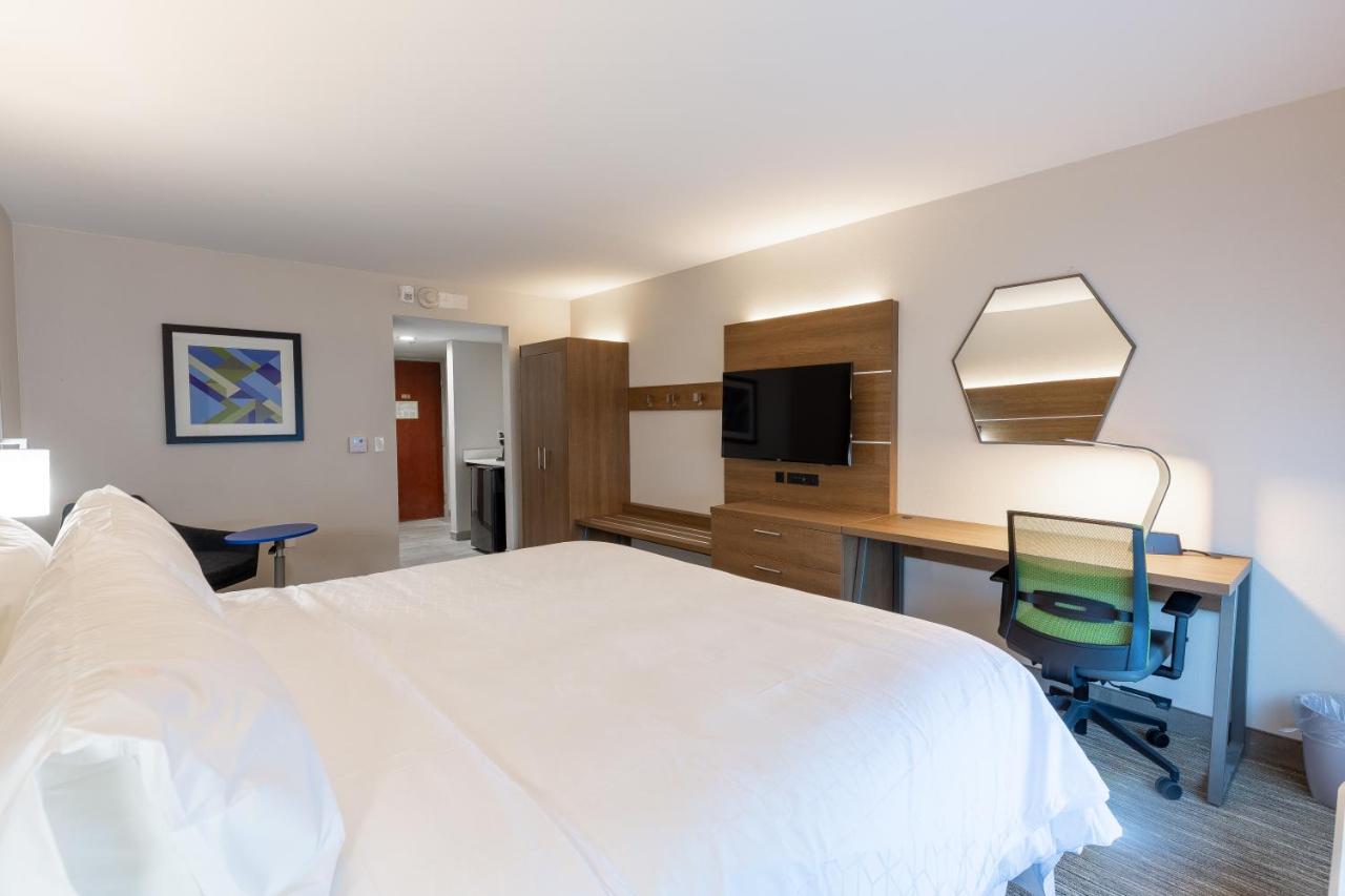 | Holiday Inn Express & Suites Arlington North – Stadium Area, an IHG Hotel