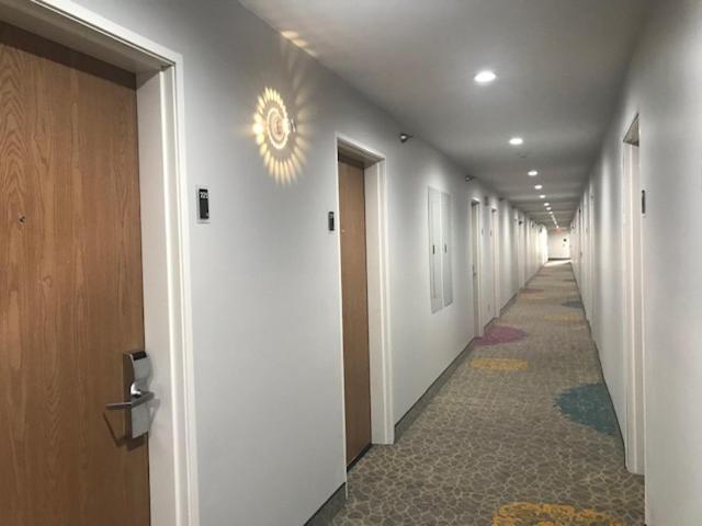 | Days Inn by Wyndham Great Lakes - N. Chicago