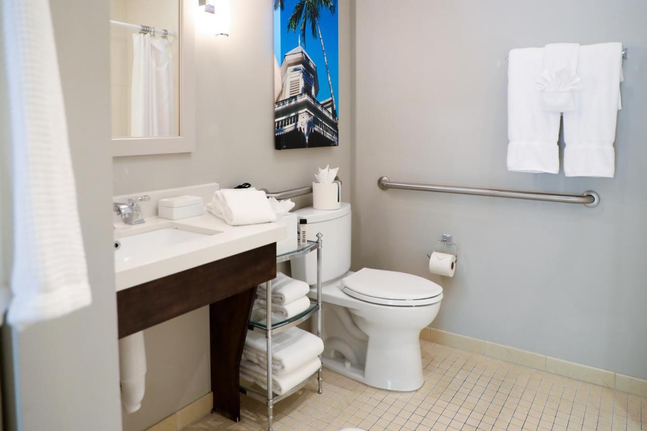 Deluxe Queen Room - Disability Access at Almond Tree Inn Hotel - Adults Only