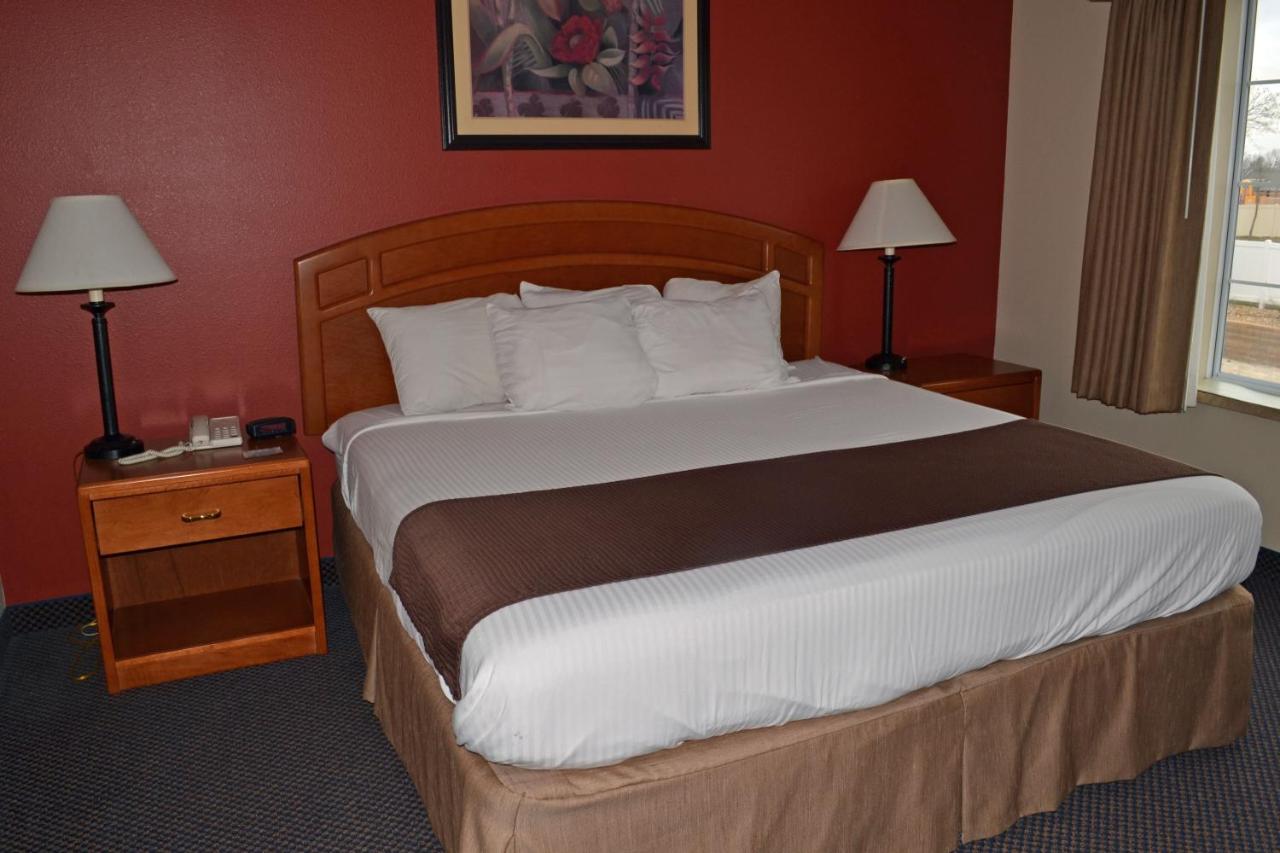 | Paola Inn and Suites