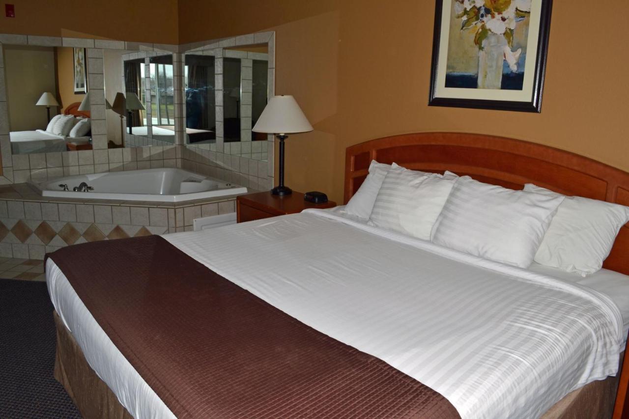 | Paola Inn and Suites
