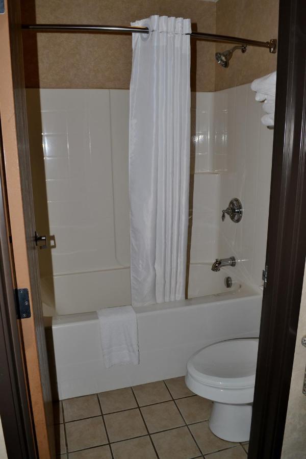 | Paola Inn and Suites