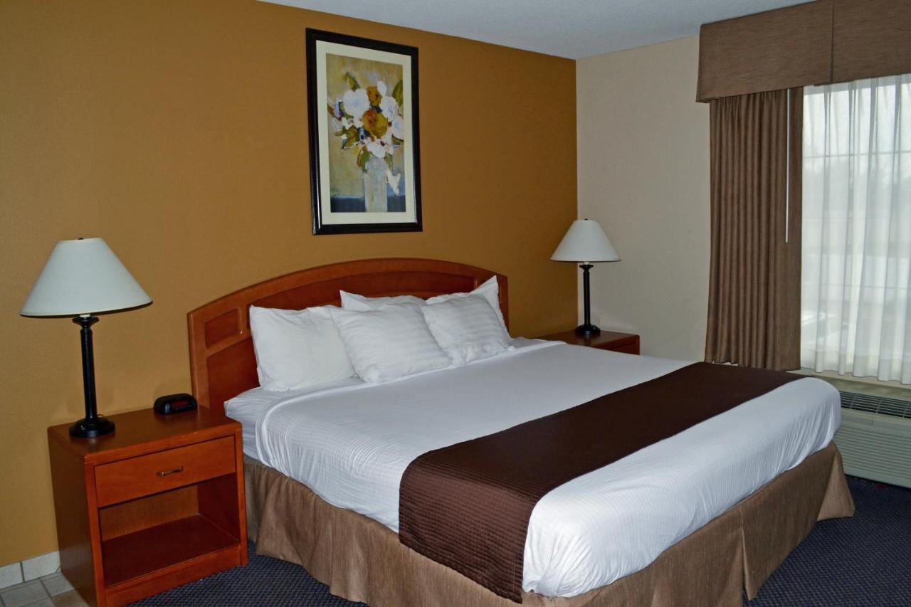 | Paola Inn and Suites