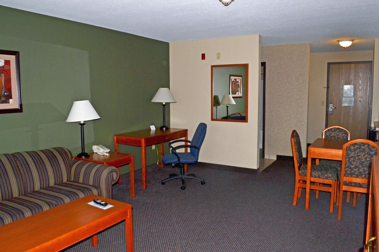 | Paola Inn and Suites