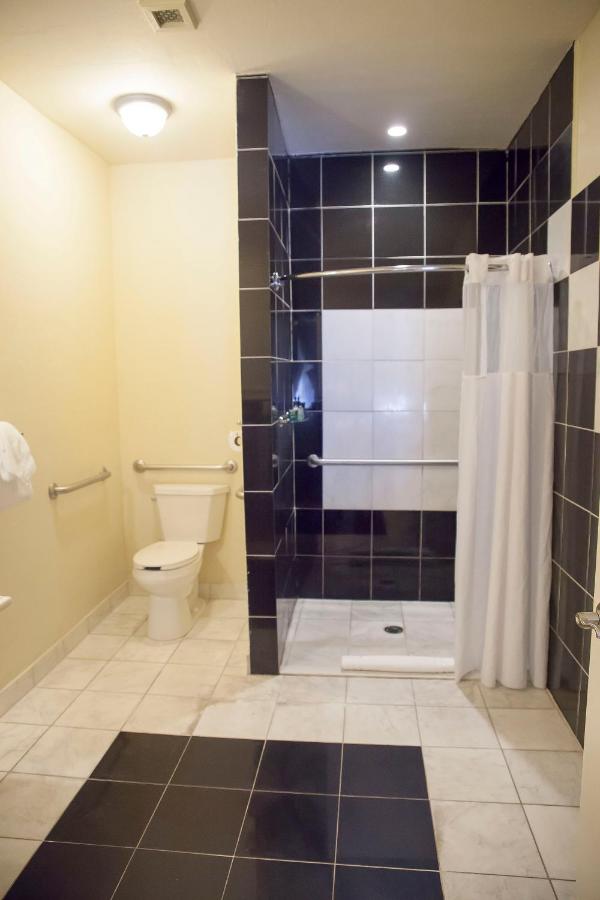 | Niagara Crossing Hotel and Spa
