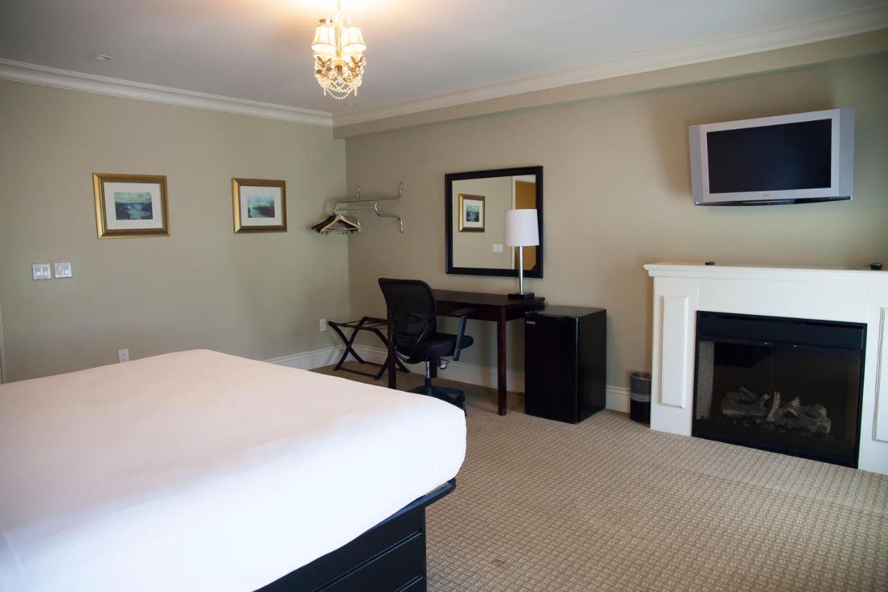 | Niagara Crossing Hotel and Spa