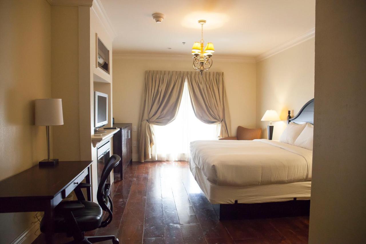 | Niagara Crossing Hotel and Spa