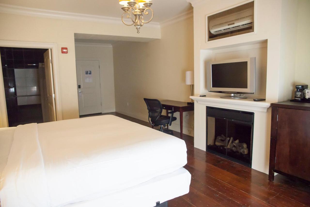 | Niagara Crossing Hotel and Spa