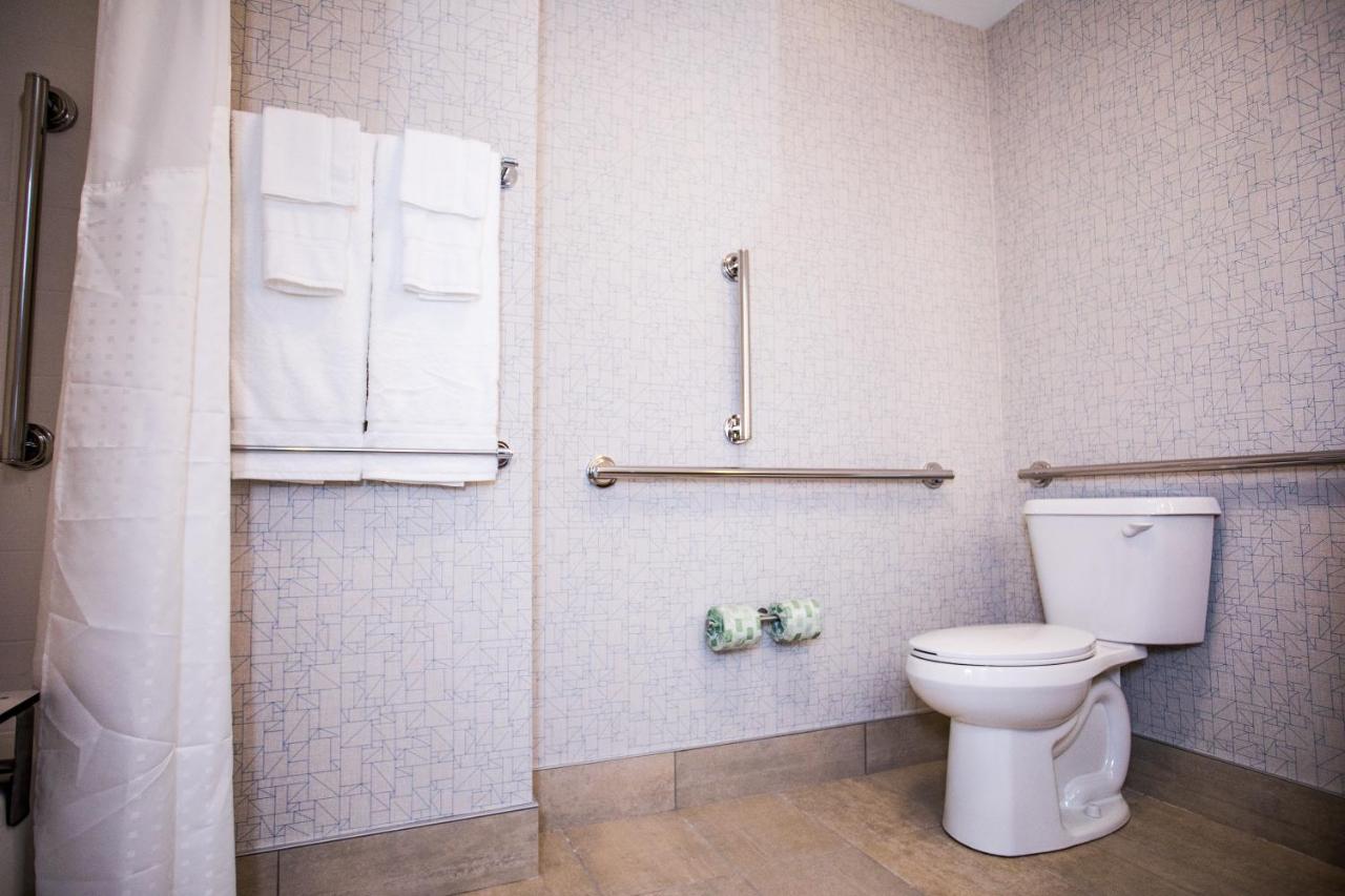 Deluxe King Room - Mobility Access at Holiday Inn Express & Suites Rehoboth Beach by IHG