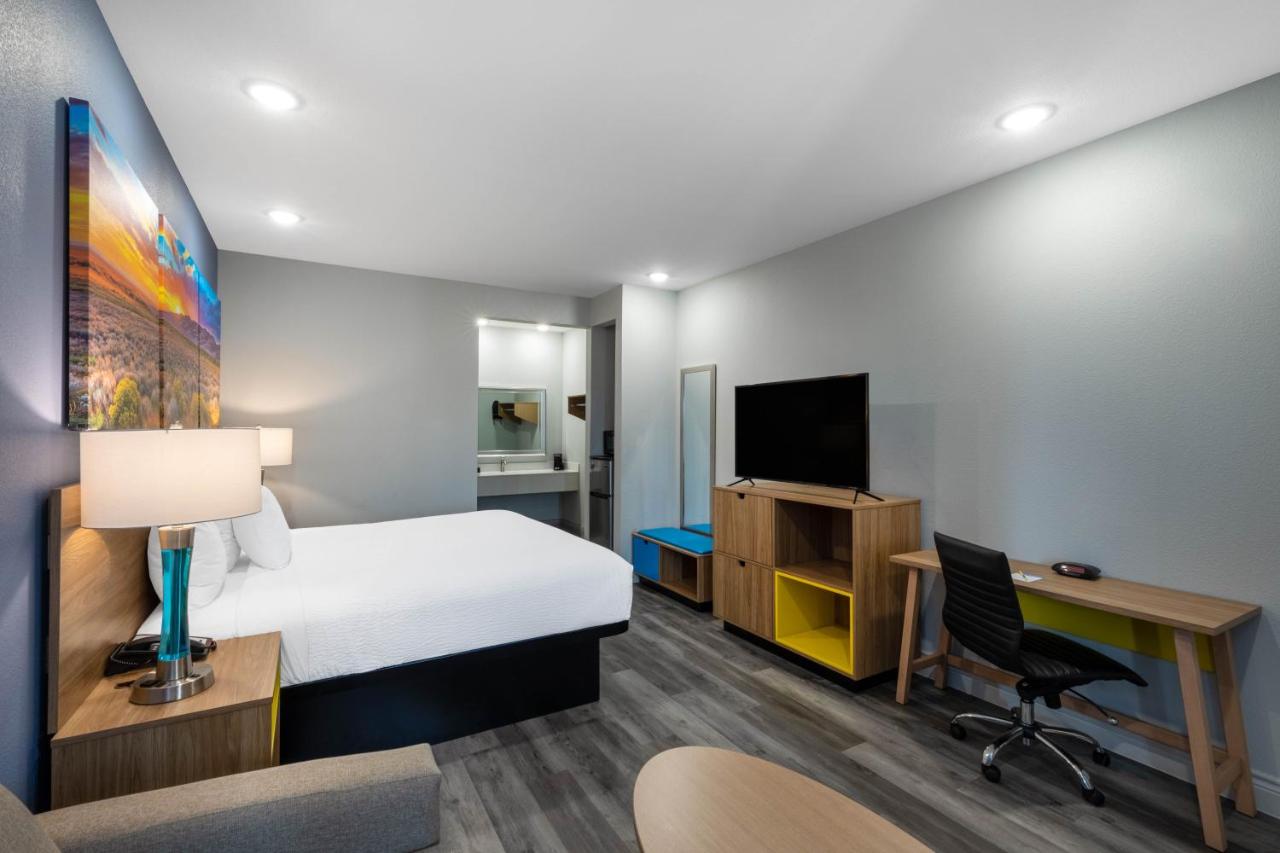 King Room - Non-Smoking at Days Inn & Suites by Wyndham Downtown/University of Houston