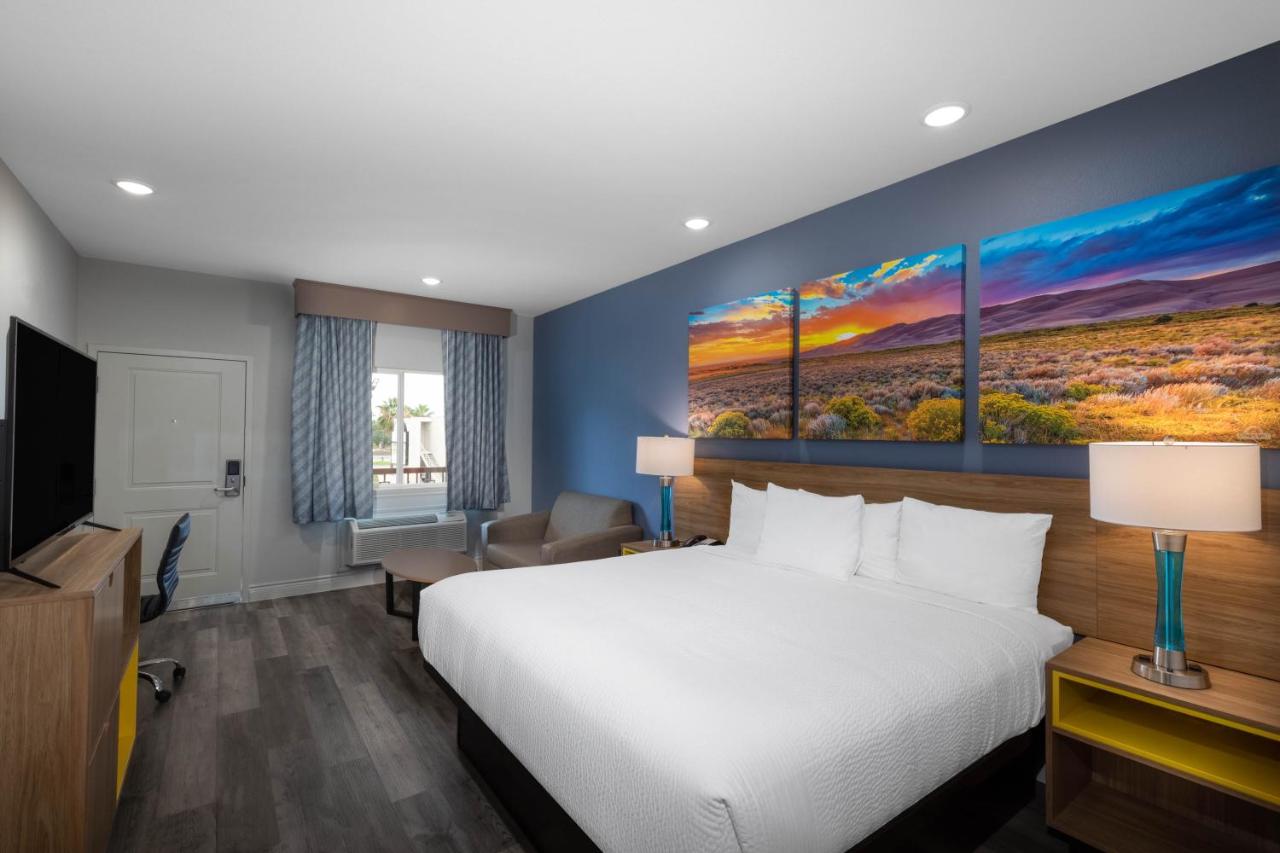 King Room - Non-Smoking at Days Inn & Suites by Wyndham Downtown/University of Houston