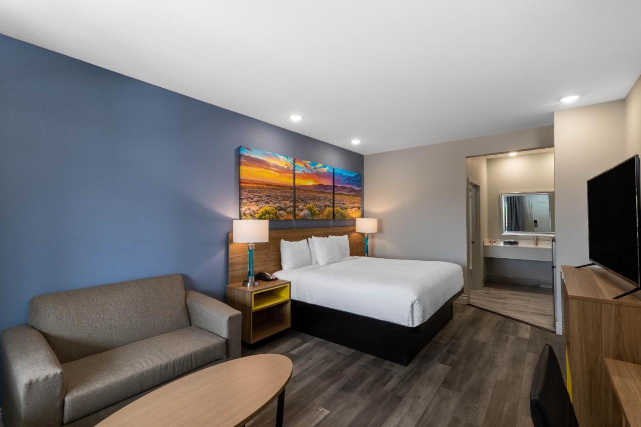 King Room - Non-Smoking at Days Inn & Suites by Wyndham Downtown/University of Houston