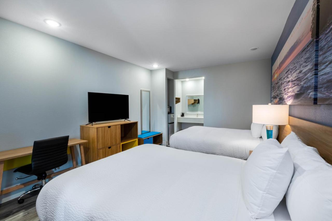 Queen Room with Two Queen Beds - Non-Smoking at Days Inn & Suites by Wyndham Downtown/University of Houston