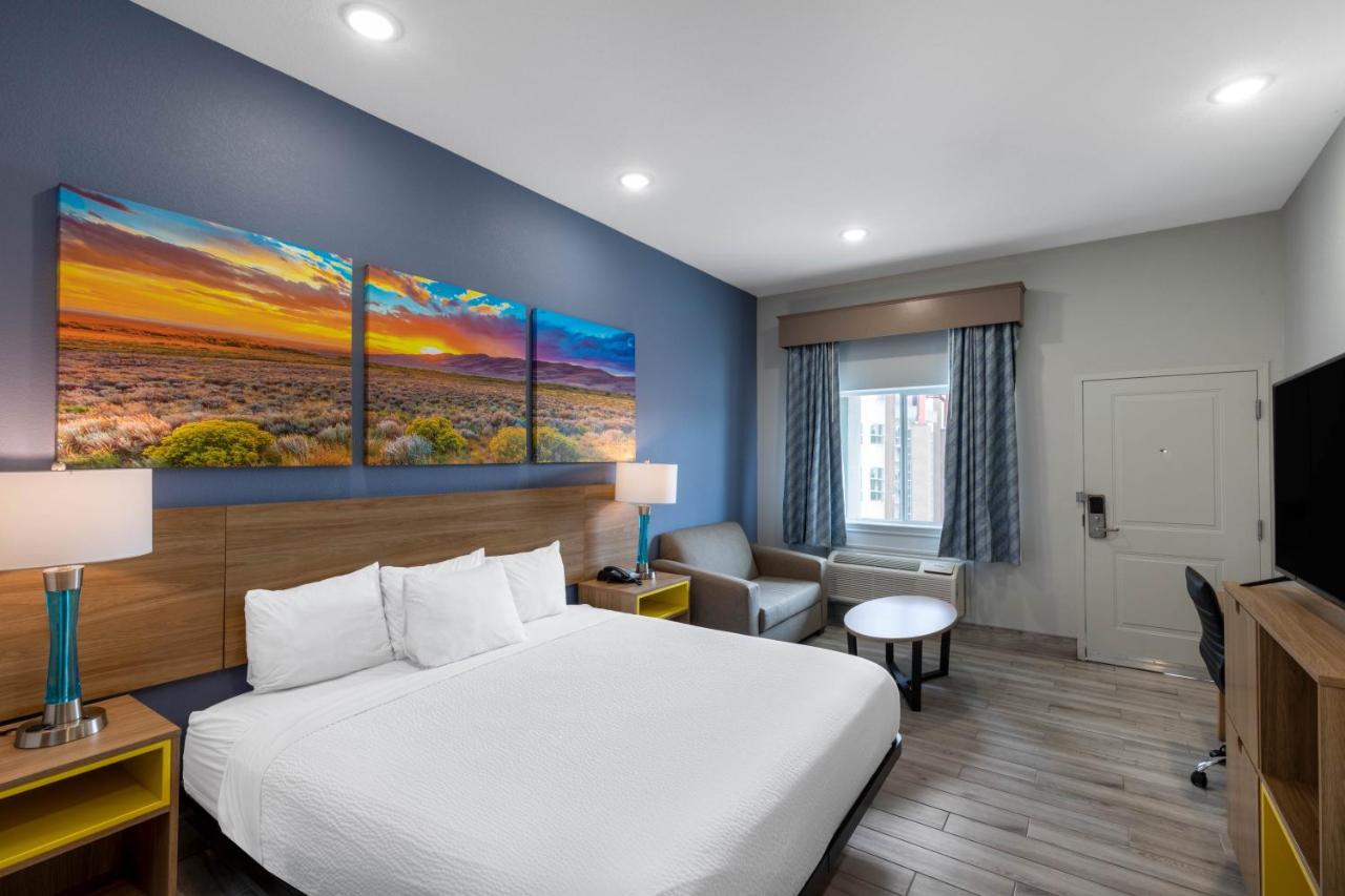King Room with Mobility/Hearing Access Tub w/ Grab Bars - Non-Smoking at Days Inn & Suites by Wyndham Downtown/University of Houston