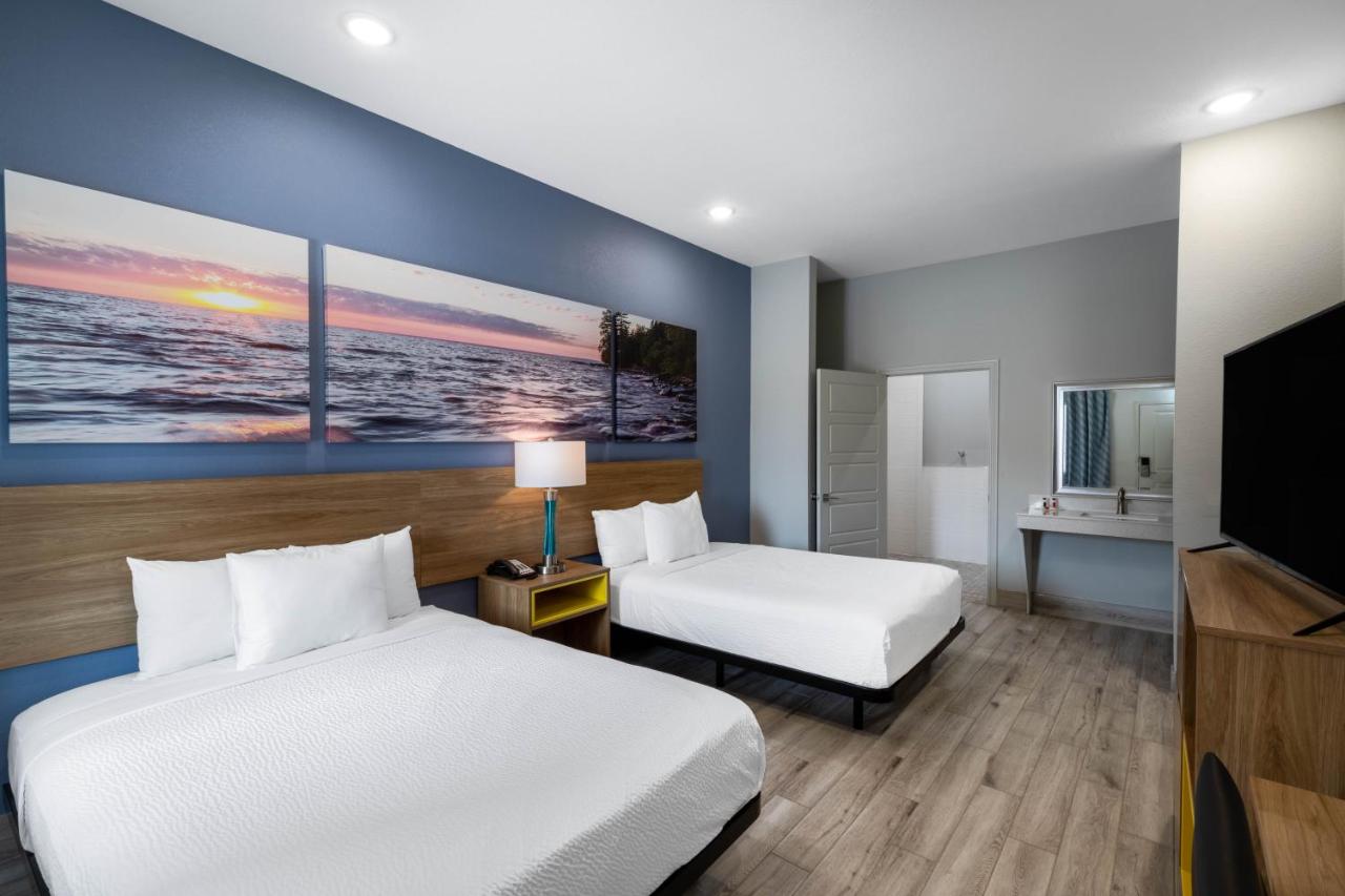 Queen Room with Two Queen Beds - Hearing Accessible with Bath Tub with Grab Bars - Non-Smoking at Days Inn & Suites by Wyndham Downtown/University of Houston
