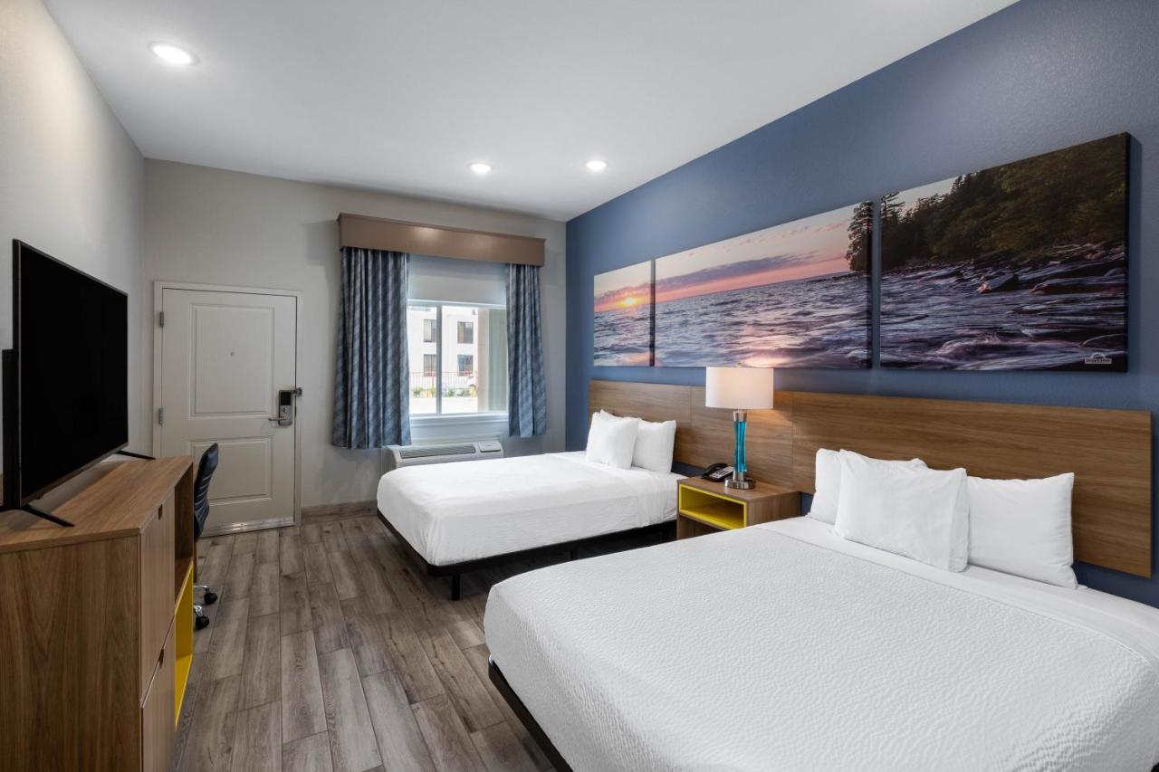 Queen Room with Two Queen Beds - Hearing Accessible with Bath Tub with Grab Bars - Non-Smoking at Days Inn & Suites by Wyndham Downtown/University of Houston