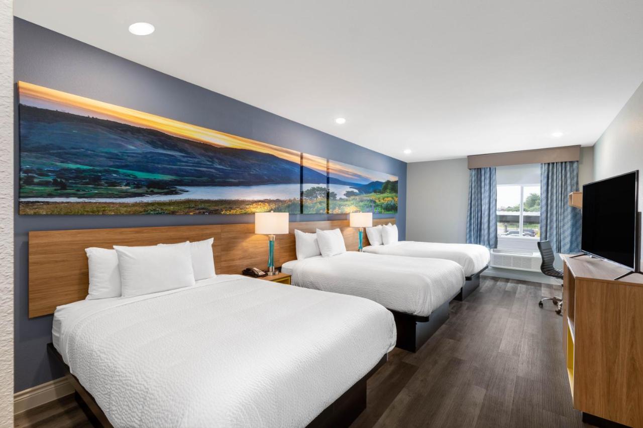 Queen Room with Three Queen Beds - Non-Smoking at Days Inn & Suites by Wyndham Downtown/University of Houston