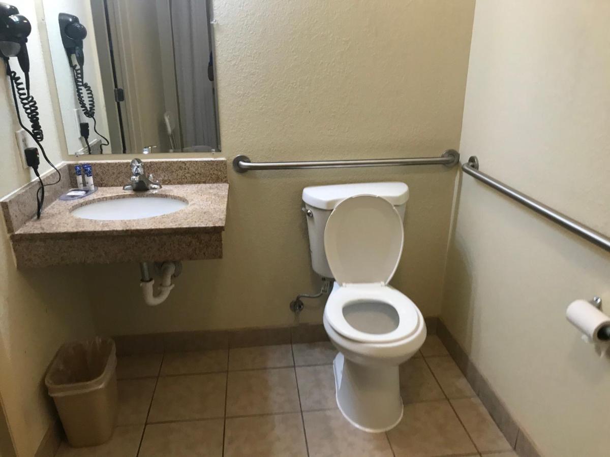| Red Carpet Inn - Stamford