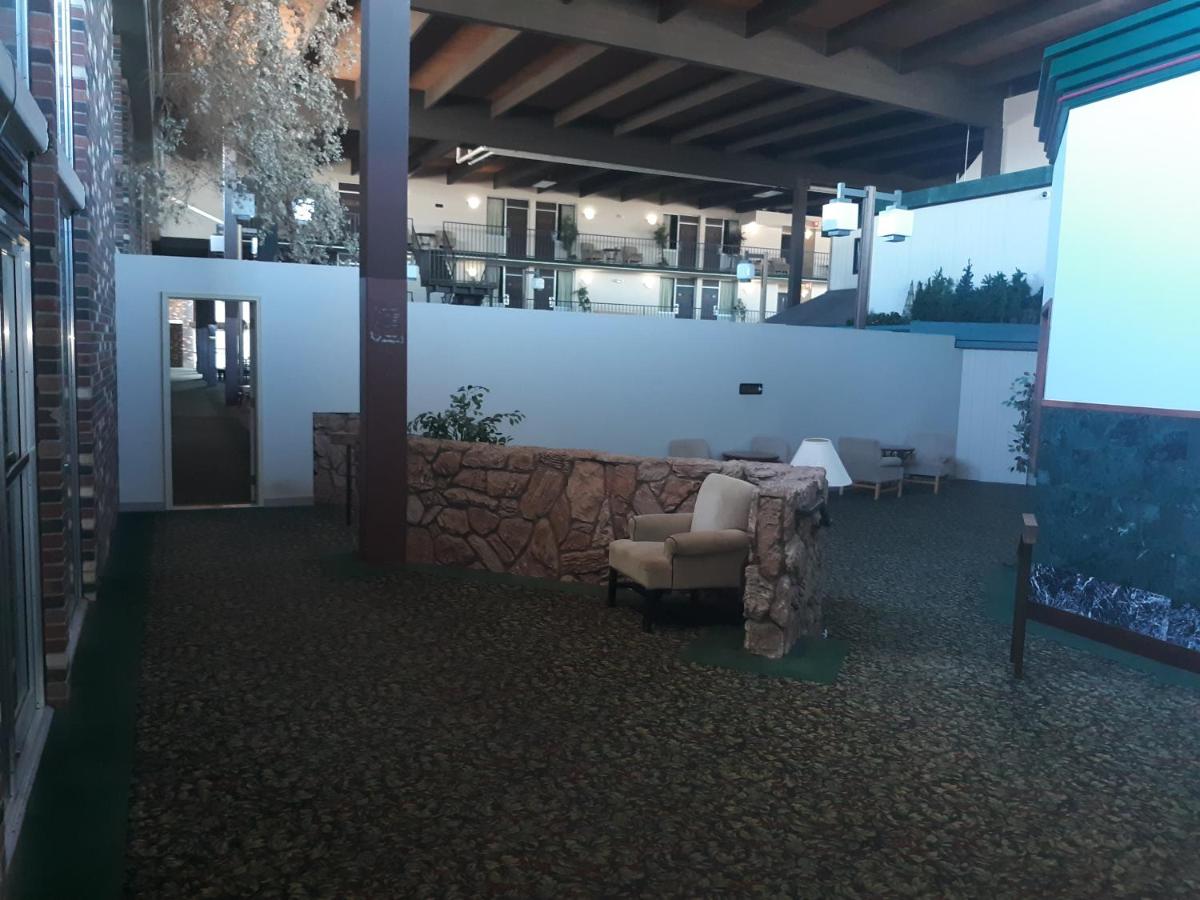 | Vegas Minot Hotel