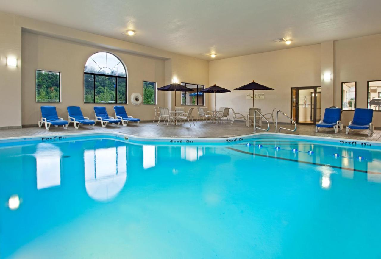 | Holiday Inn Express Hotel Pittsburgh-North/Harmarville, an IHG Hotel