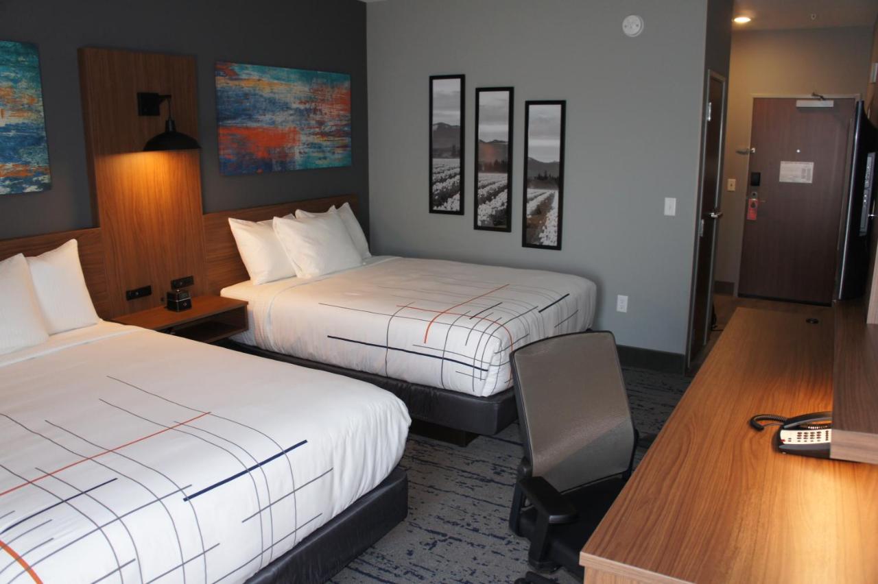 Queen Room with Two Queen Beds - Mobility and Hearing Impaired Access/Non-Smoking at La Quinta Inn & Suites by Wyndham Marysville