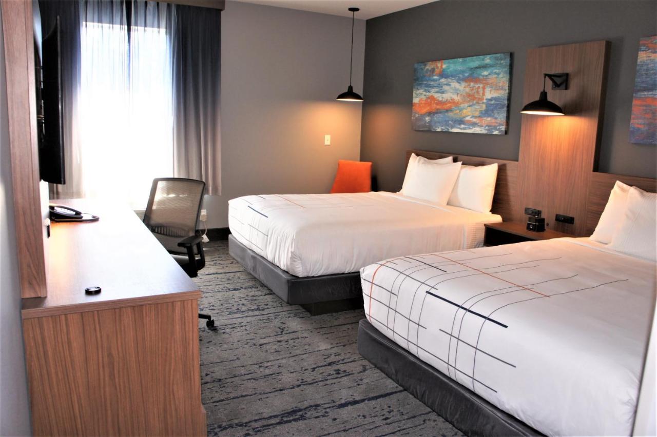 Queen Room with Two Queen Beds - Mobility and Hearing Impaired Access/Non-Smoking at La Quinta Inn & Suites by Wyndham Marysville