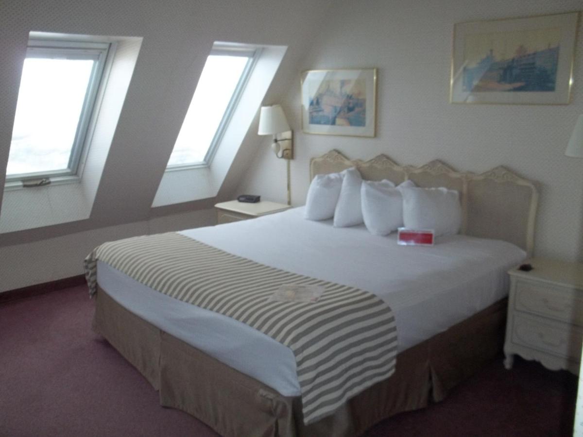 King Room- Non-Smoking at The Hotel Ojibway, Trademark Collection by Wyndham