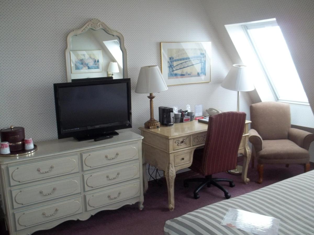 King Room - Disability Access - Non-Smoking at The Hotel Ojibway, Trademark Collection by Wyndham