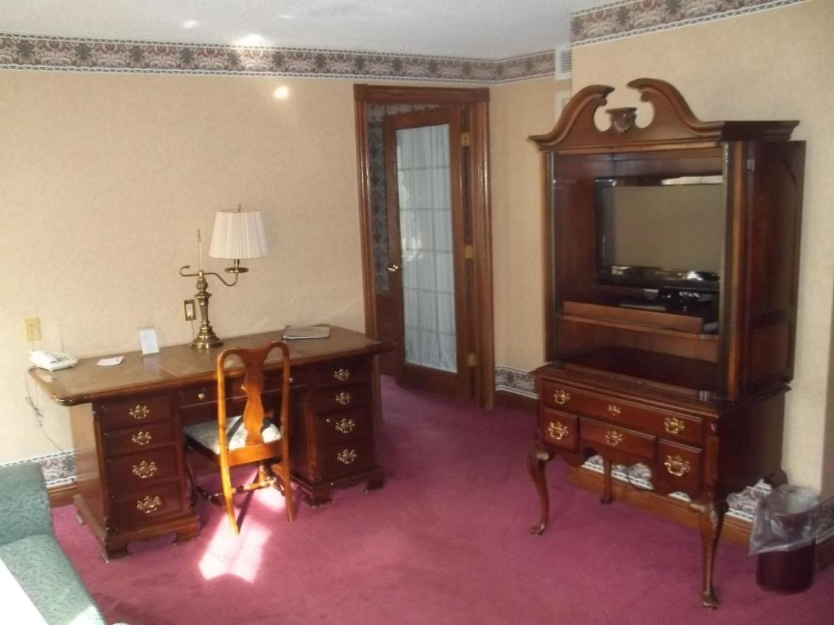 One-Bedroom King Suite - Non-Smoking at The Hotel Ojibway, Trademark Collection by Wyndham