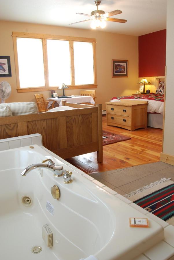 | Gallatin River Lodge